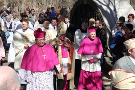 Wierni wraz z biskupami i kapłanami w uroczystej procesji udali się do polowego ołtarza