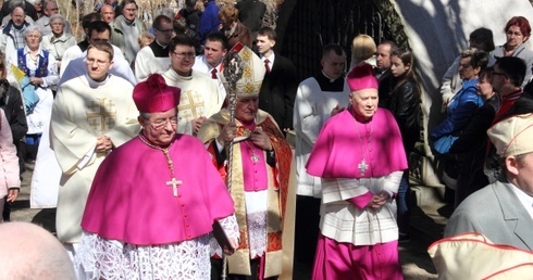 Wierni wraz z biskupami i kapłanami w uroczystej procesji udali się do polowego ołtarza