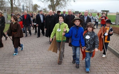 Abp Julian Mario wraz z przyjaciółmi Camino przeszedł z Płonnego do Szafarni