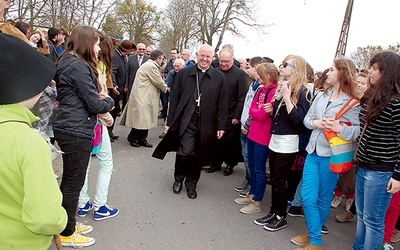 Abp Julian Bario wraz z organizatorami spotkania i sympatykami Camino przeszedł trasę z Płonnego do Szafarni