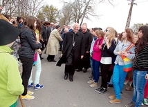 Abp Julian Bario wraz z organizatorami spotkania i sympatykami Camino przeszedł trasę z Płonnego do Szafarni