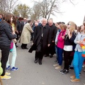 Abp Julian Bario wraz z organizatorami spotkania i sympatykami Camino przeszedł trasę z Płonnego do Szafarni