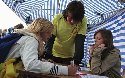 Młodzież z „Patrolu Studnia” w czasie Dnia Dawcy Szpiku na pielgrzymce młodzieży w Rostkowie