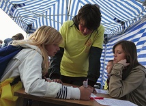 Młodzież z „Patrolu Studnia” w czasie Dnia Dawcy Szpiku na pielgrzymce młodzieży w Rostkowie