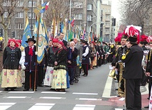  Uczestnicy parady przeszli w korowodzie ulicami Katowic na trasie pomiędzy katedrą Chrystusa Króla i pomnikiem Wojciecha Korfantego na placu Sejmu Śląskiego