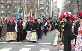  Uczestnicy parady przeszli w korowodzie ulicami Katowic na trasie pomiędzy katedrą Chrystusa Króla i pomnikiem Wojciecha Korfantego na placu Sejmu Śląskiego