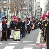  Uczestnicy parady przeszli w korowodzie ulicami Katowic na trasie pomiędzy katedrą Chrystusa Króla i pomnikiem Wojciecha Korfantego na placu Sejmu Śląskiego