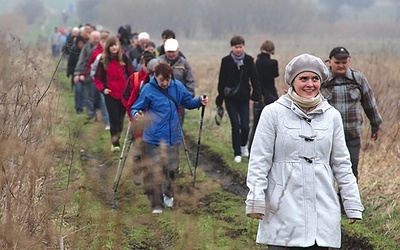  Pielgrzymi maszerują do Piekar Śląskich zagłębiowsko-śląskim odcinkiem Camino