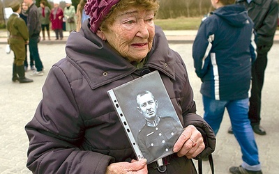 Pani Janina przyszła na marsz, by oddać cześć ojcu i innym pomordowanym wiosną 1940 r.