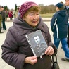 Pani Janina przyszła na marsz, by oddać cześć ojcu i innym pomordowanym wiosną 1940 r.