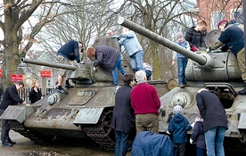 Kilkadziesiąt osób spędziło sobotnie przedpołudnie, szorując czołgi  