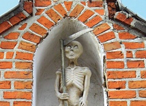 Na bramie wschodniej muru otaczającego świątynię znajdowała się figura śmierci, która została ustawiona w tym miejscu w 1311 r., na pamiątkę zniszczenia wsi przez Litwinów. Obecna jest repliką, odtworzoną na podstawie starych zdjęć 