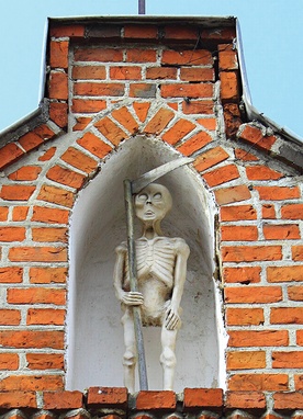 Na bramie wschodniej muru otaczającego świątynię znajdowała się figura śmierci, która została ustawiona w tym miejscu w 1311 r., na pamiątkę zniszczenia wsi przez Litwinów. Obecna jest repliką, odtworzoną na podstawie starych zdjęć 