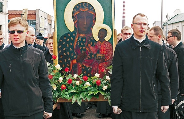 Drugiego dnia z katedry częstochowskiej na Jasną Górę przeszła wyjątkowa procesja, na której czele alumni nieśli wizerunek Pani Jasnogórskiej