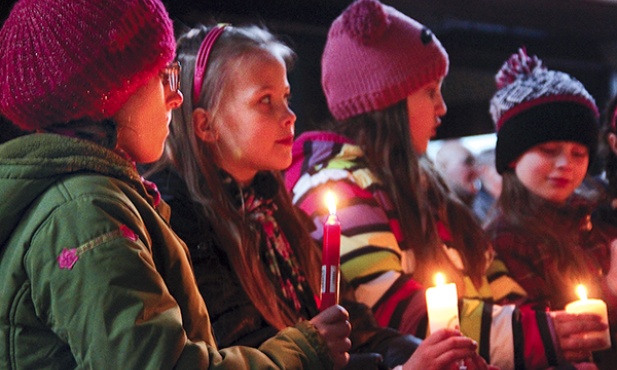 Droga Światła to nabożeństwo wzorowane na Drodze Krzyżowej. W nabożeństwie uczestniczyło także sporo dzieci
