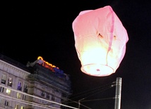 Puszczanie chińskich lampionów stało się bardzo popularne. Ale nie wszystkim się podoba