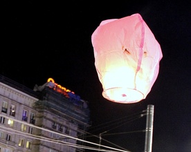 Puszczanie chińskich lampionów stało się bardzo popularne. Ale nie wszystkim się podoba