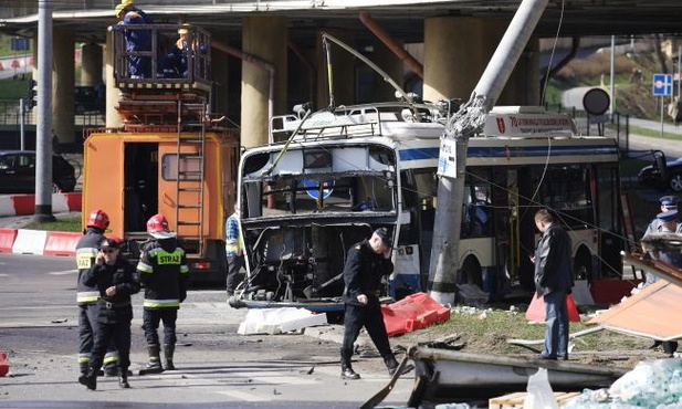 Wypadek trolejbusa: 1 osoba nie żyje, 11 rannych