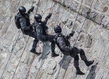 Policja ćwiczy na tamie