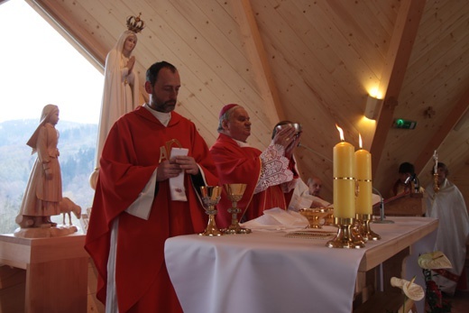 Figura Matki Bożej Fatimskiej i widok na Beskidy - prezbiterium kaplicy.