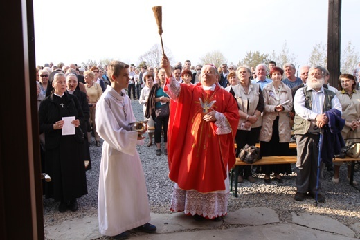 Bp Tadeusz Rakoczy święci ściany kaplicy.