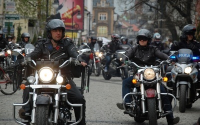 Motocykliści przejechali ulicami Radomia pod Urząd Miejski