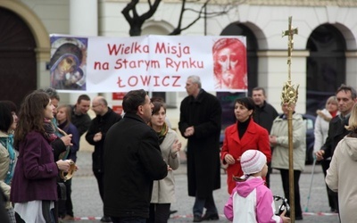 Członkowie Drogi Neokatechumenalnej tańcem i śpiewem wielbili Boga na Starym Rynku w Łowiczu
