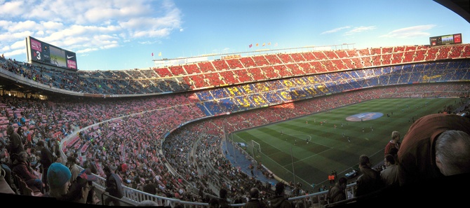 Na Camp Nou mozaika z 90 tysięcy kartoników