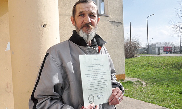 Pan Kazimierz z dumą prezentuje świadectwo odbycia 1000 pielgrzymek na Górę Chełmską