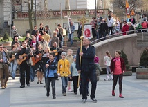  – Wychodzimy na place i ulice, by trafić do tych, którzy do kościoła już nie chodzą albo nigdy w nim nie byli – mówią członkowie Drogi Neokatechumenalnej 