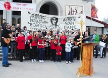 Wspólnoty neokatechumenalne przed kościołem na Gołębiowie. Stąd ruszają na plac Jagielloński