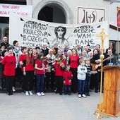 Wspólnoty neokatechumenalne przed kościołem na Gołębiowie. Stąd ruszają na plac Jagielloński