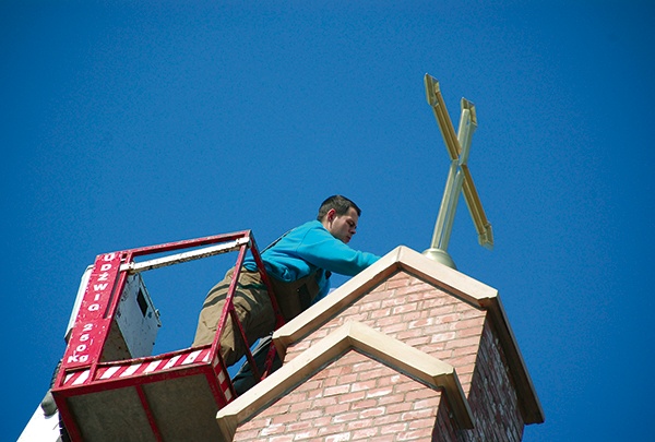   Krzyż na świątyni już zamontowany