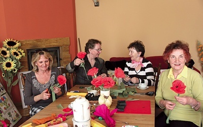  Uwielbiają wycinać i robić kwiaty z bibuły. Od lewej panie: Anna, Grażyna, Wanda i Benigna