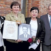 Krystyna Wołoszynek (z dyplomem) z – od lewej – Cywią Kessler, Frimat Goldberger i Menachemem Steinbergiem
