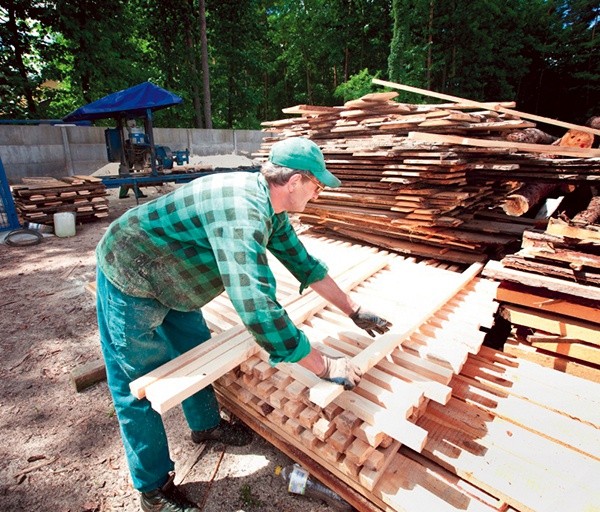 Zanim powstaną meble,  drewno poddawane jest całemu procesowi obróbki