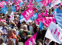 Paryż, 21 kwietnia 2013 r. W demonstracji przeciwników ustawy o „małżeństwach” homoseksualnych uczestniczyło ponad milion Francuzów
