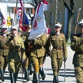 Defilada przed pomnikiem marszałka Józefa Piłsudskiego w wykonaniu grup rekonstrukcyjnych m.in. z Ciechanowa, Radomia i Wołomina