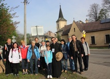 Pielgrzymi przed kościołem św. Jerzego w Cieszynie