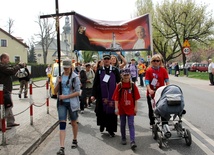 Pielgrzymi rozpoczynają wędrówkę do sanktuarium Bożego Miłosierdzia