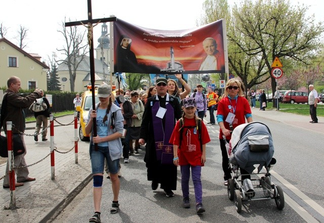 Pielgrzymi rozpoczynają wędrówkę do sanktuarium Bożego Miłosierdzia