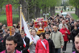 Pątnicy trasę pielgrzymki pokonują, niosąc relikwie bł. Franciszki Siedliskiej
