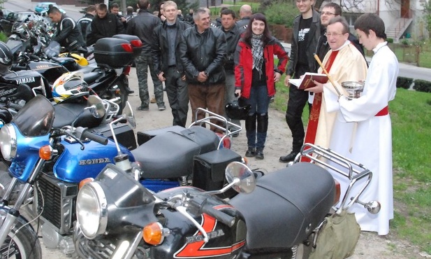 Motocykle poświęcił ks. Stanisław Kudlik, proboszcz parafii