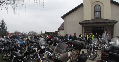 W czasie Mszy św. motocykliści otoczyli kościół swymi maszynami 