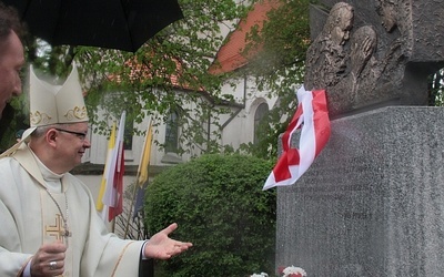 Niech ten pomnik ciągle woła