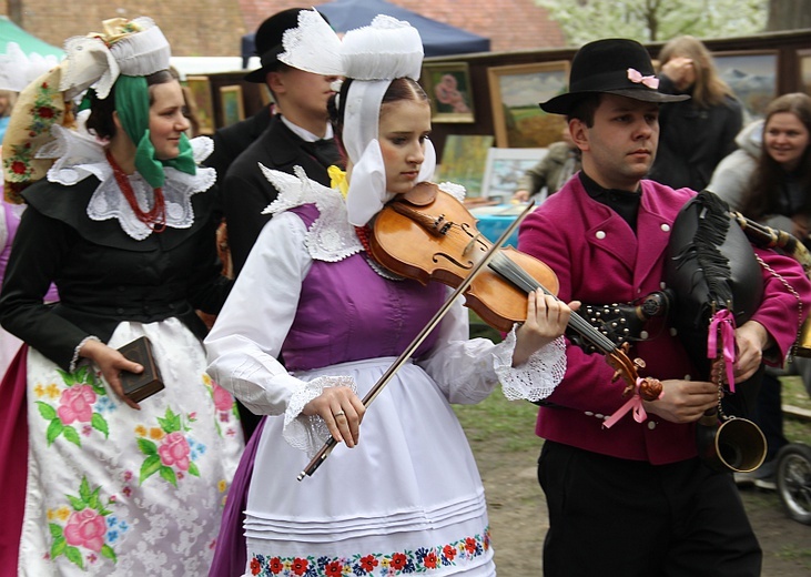 Przy kapliczce z rodziną