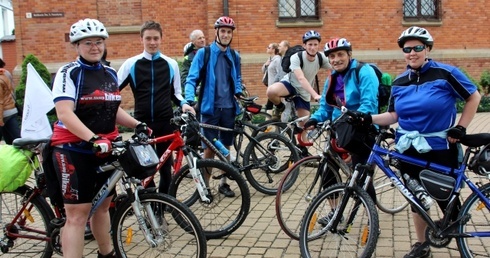 Grupa rowerzystów z Żywca przed Sanktuarium Bożego Miłosierdzia