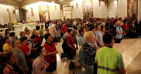 Pielgrzymi w kościele relikwii bł. Jana Pawła II