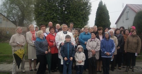 Uczestnicy nabożeństwa majowego przy odnowionej figurze