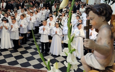 Tegoroczne I-komunijne anioły w parafii pw. św. Bartłomieja w Opocznie